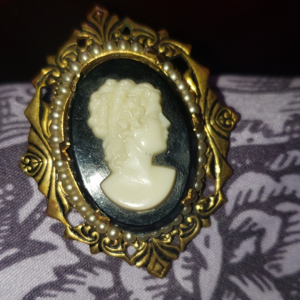Vintage Cameo Brooch